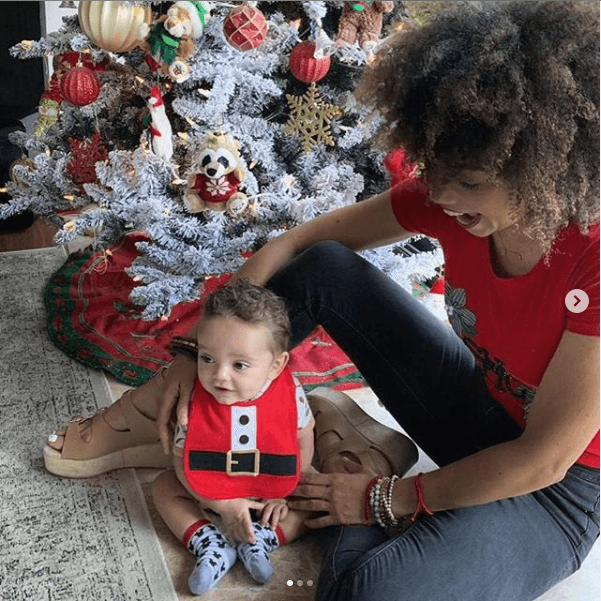 Fue la mamá del mellizo quien dejó al descubierto en su propia red social que su familia ya está más que lista para la Navidad. Ya montaron su árbol y el pequeño Tadeo luce algunas prendas con detalles de la temporada, como se ve en esta imagen.