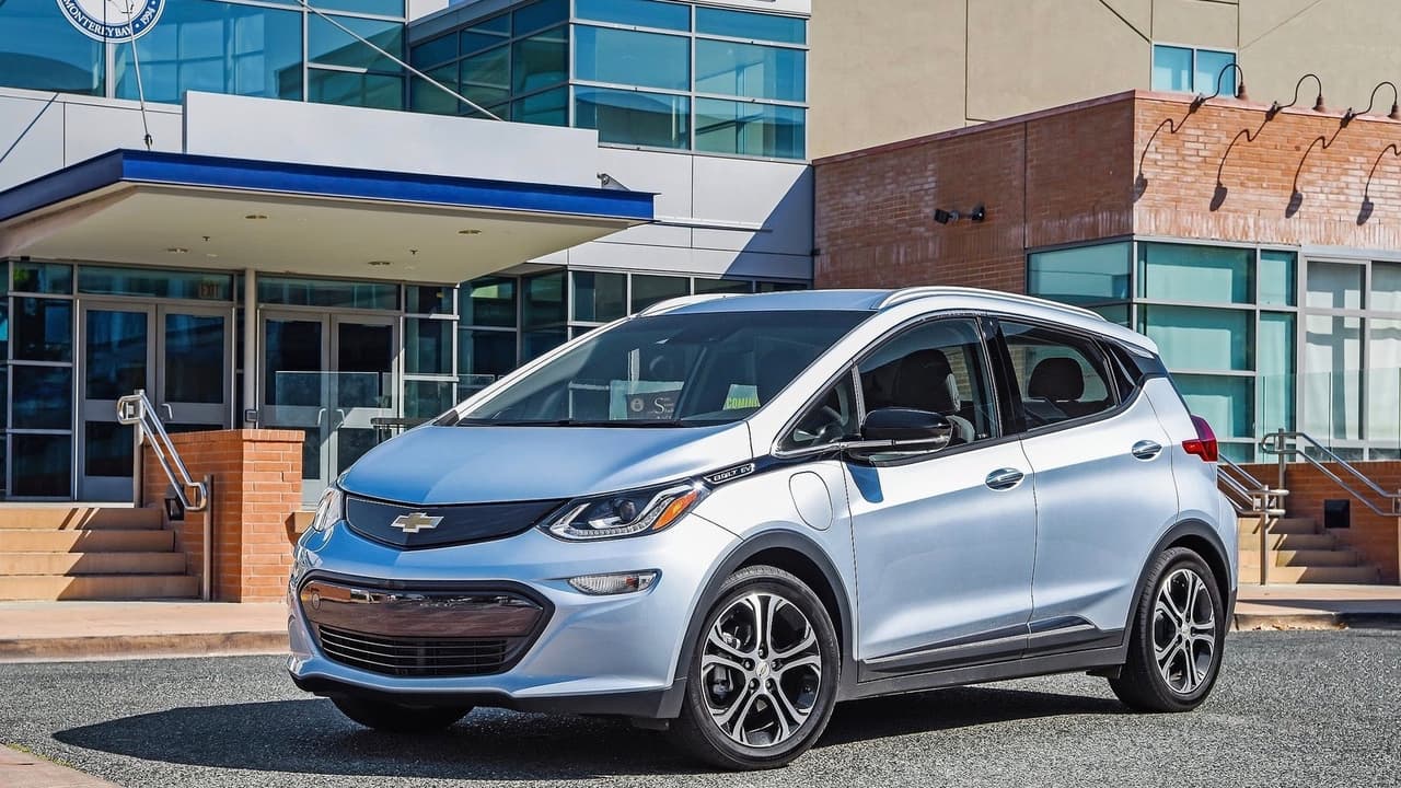<h3 class="cms-h3-H3">Chevrolet Bolt</h3>
<br>Si te gusta este mini hatchback eléctrico de Chevrolet mejor apresurate a comprar el tuyo por que el subsidio fiscal no le durará mucho más tiempo a este modelo. General Motors vendió su auto eléctrico número 200,000 en el último trimestre de 2018, por lo que el subsidio fiscal de 7,500 dólares será reducido a la mitad a partir del 1 de abril de 2019, para ser reducido nuevamente a la mitad el 1 de julio de 2019 y finalmente desaparecer a partir del 1 de octubre.
<br>
<br>Precio inicial: 36,620 dólares
<br>
<b>Precio inicial manos el incentivo fiscal: 29,120 dólares </b>