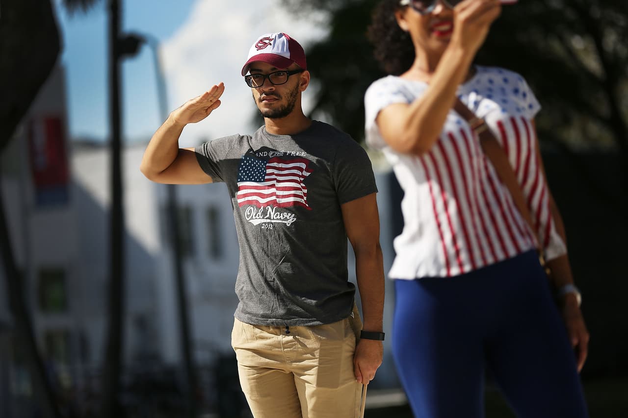 Kelvin Cabrera hace el saludo militar en el desfile del día de Veteranos de Miami Beach de 2015.
