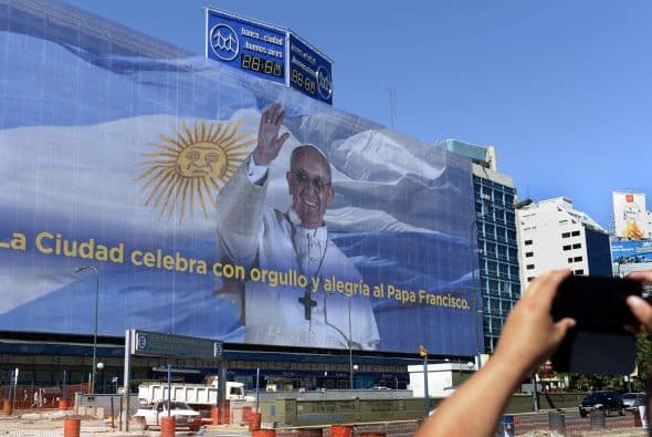 Con el mensaje 'La ciudad celebra con orgullo y alegría al Papa Francisco' amanecía una céntrica calle de Buenos Aires durante la semana en que se eligió a Bergoglio como pontífice.