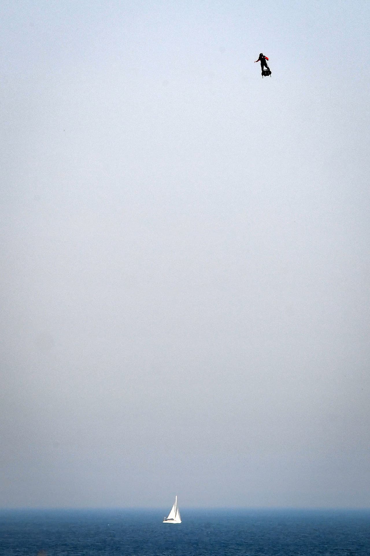 Cayó al agua al intentar aterrizar en una plataforma de recarga de combustible instalada en un barco. "Es una gran desilusión”, dijo Stephane Denis, uno de los miembros del equipo de Zapata a una cadena de televisión local.