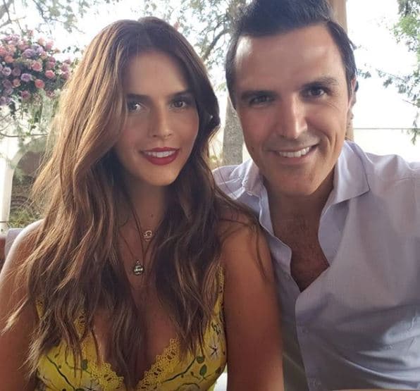 "¡Estamos embarazados! ¿Acaso sientes allí dentro todo lo que está sucediendo aquí afuera? Ya te estamos esperando con todo el amor de una pareja que se ha construido con los cimientos más sólidos y un hogar lleno de amor que tiene tanto para darte".
<br>