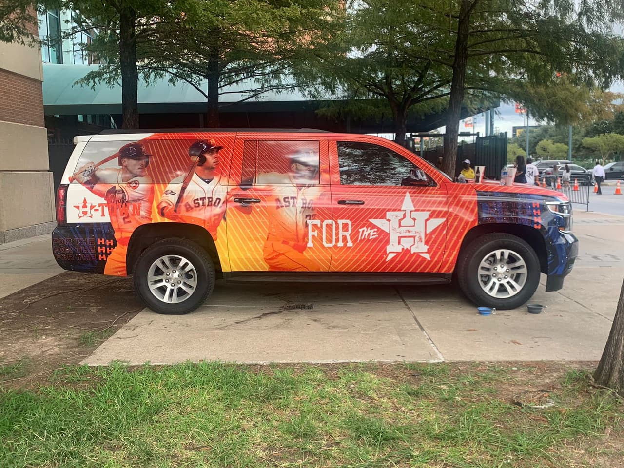 Houston se muestra listo para albergar el arranque de la Sere Mundial entre los Huston Astros y los Atlanta Braves.