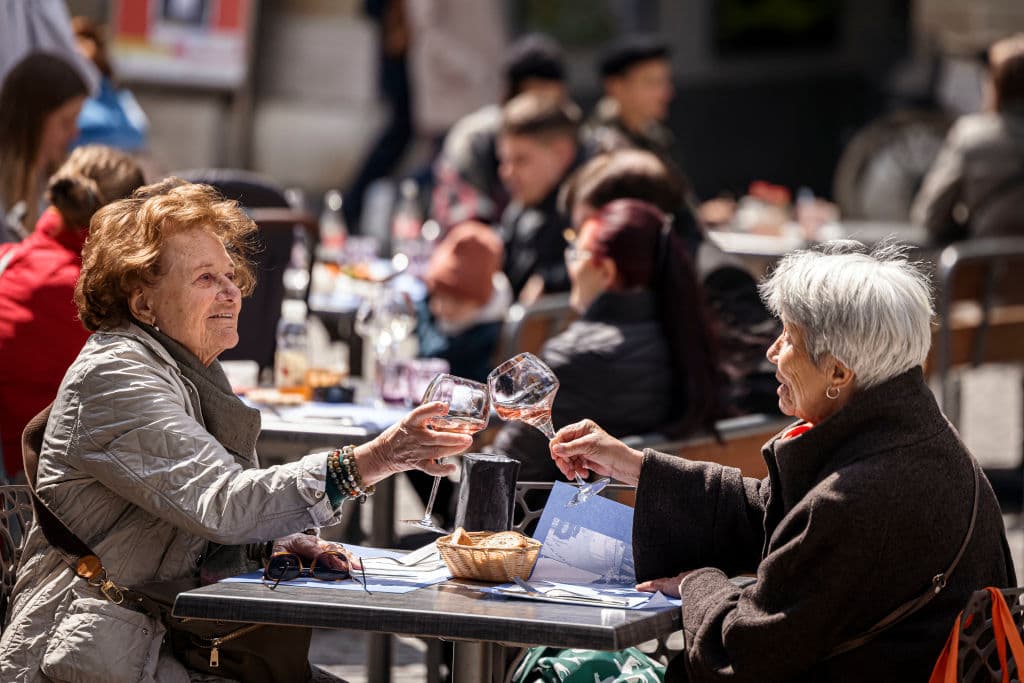 <b>Lugar 15. Suiza.</b>
<br>
<br>Consumo per cápita:
<b>11.23 litros (2.47 galones)*</b>.
<br>
<br>De acuerdo con la OMS el abuso del
<b>alcohol es un factor relacionado a más de 200 enfermedades</b> que se presentan en el ser humano.
<br>
<br>
<i>(*Todas las cifras son en mayores de 15 años y los datos corresponden a 2019).</i>