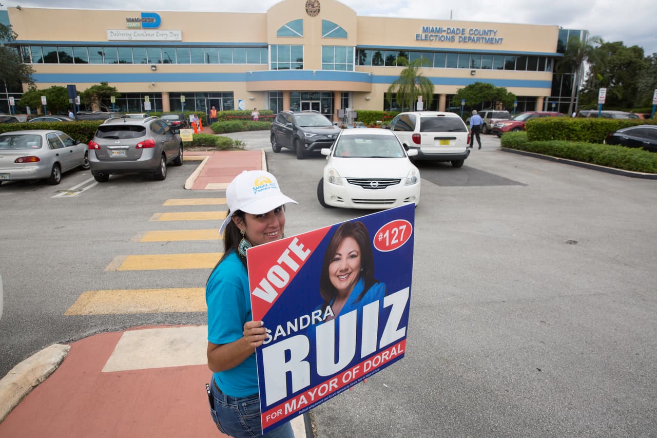 Los números que vaya obteniendo la votación temprana, que estará abierta desde hoy hasta el 6 de noviembre, se pueden ver en el 
<b><a href="http://www.miamidade.gov/elections/">sitio del Departamento de Elecciones del condado</a></b>.