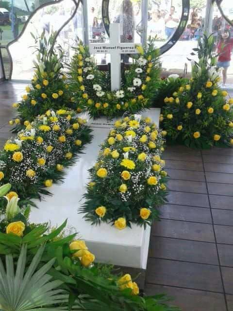 Las rosas amarillas que tanto le gustaban a Joan, no podían faltar en esta fecha.