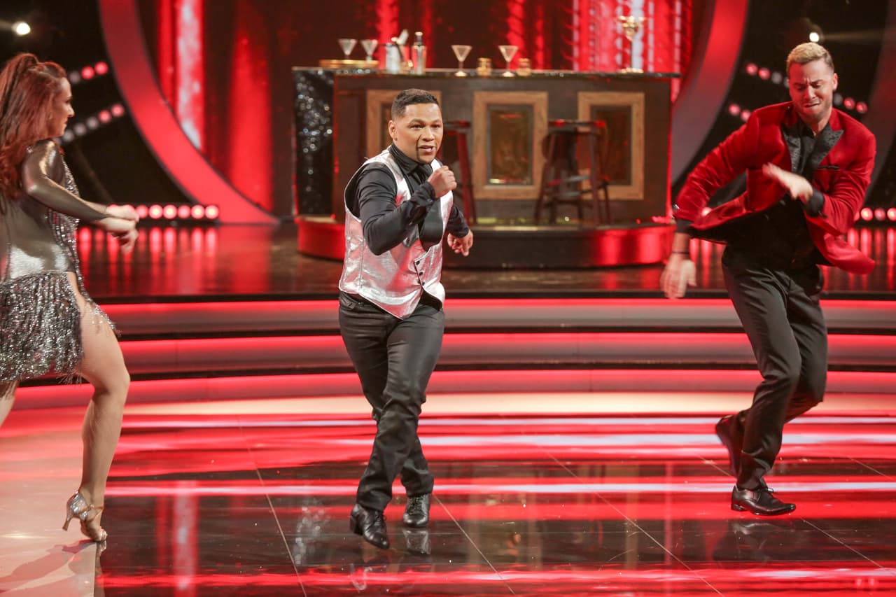 Aunque Casper Smart le dijo que bailaba con mucho sabor, le recomendó que moviera más los brazos, que los mantuviera en movimiento y le metiera mucha energía a esta parte de su cuerpo.