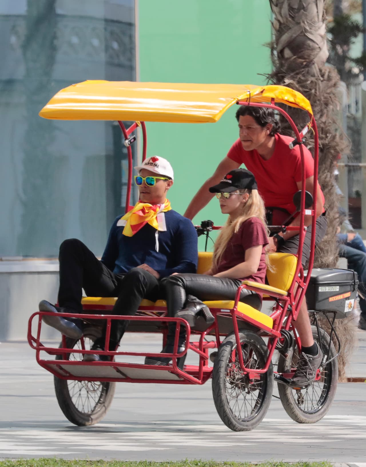 Shakira, con pantalones de cuero en la primera de Barcelona, y una gorra que dice "I love Barcelona".