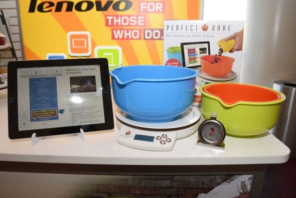 El Combo Horneado Inteligente de la firma Perfect Bake es una maravilla, consiste en una báscula que se sincroniza con tu 'smartphone' para medir con precisión los ingredientes de cada receta, la app ya cuenta con un banco de recetas que tu puedes realizar con medidas exactas y que todo quede perfecto. Además propone recetas, así, si tienes pocas cosas en el refri y no se te ocurre nada será más fácil preparar algo.