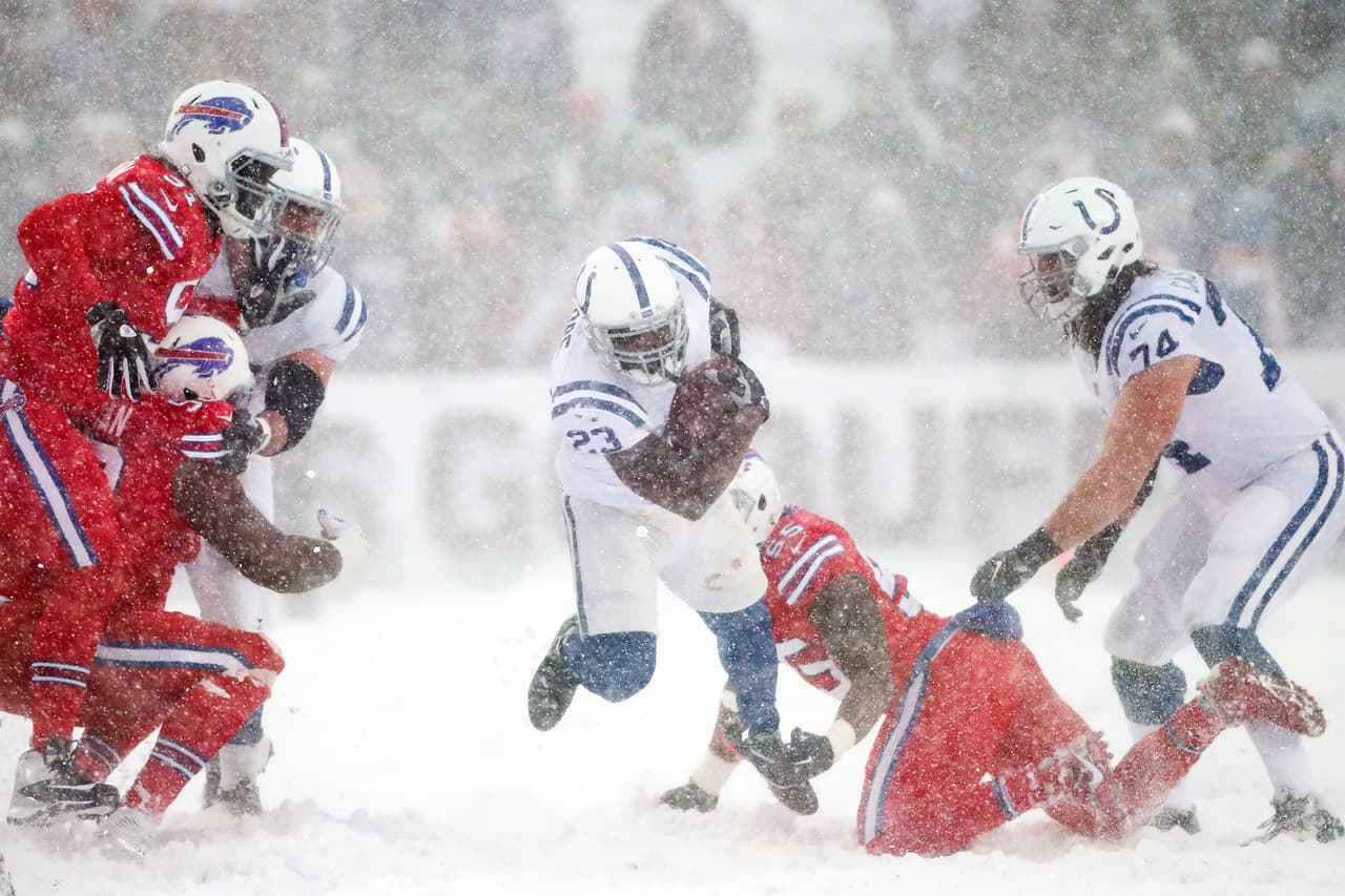 Con una nevada espectacular en el Estadio Ralph Wilson, los Buffalo Bills vencieron 13 - 7 a los Indianapolis Colts en tiempo extra.