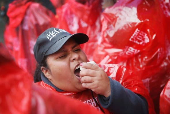 Parte de la huelga mundial de trabajadores comida rápida, trabajadores protestaron afuera del Rock n Roll McDonalds de Chicago.       