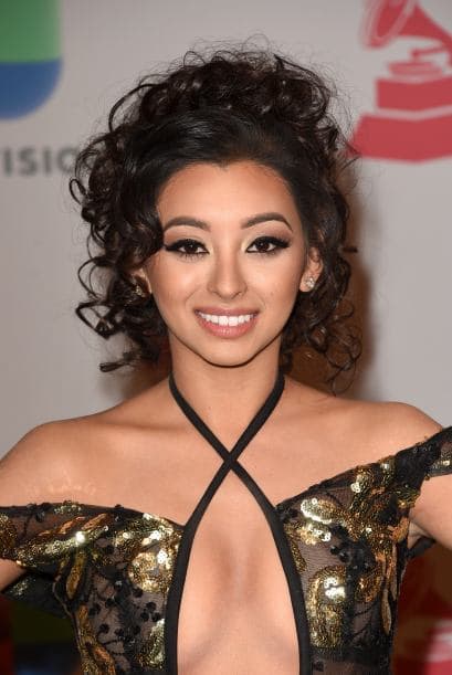 De los más atrevidos y hasta peligrosos escotes que vimos fue el Desiree Estrada. Cuidado, casi nos enseña de más.