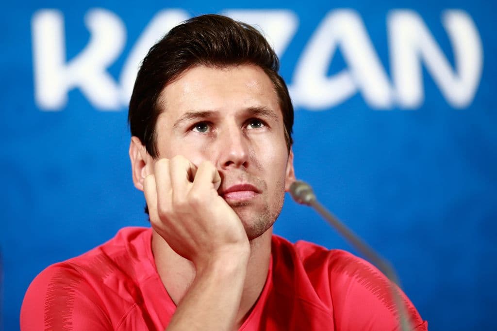 El volante polaco Grzegorz Krychowiak estaría en los planes de Liverpool para reforzar esa zona. La oportunidad está abierta pues parece lejano su regreso al PSG, dueño de sus derechos deportivos.