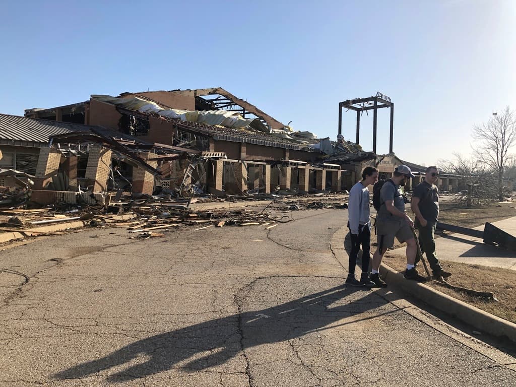 Una vista de la escuela secundaria Wynne tras el paso de un tornado en Wynne, Arkansas, el sábado 1 de abril de 2023.