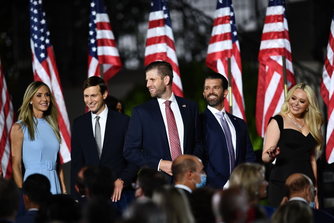 Lara Trump, Jared Kushner, Erick Trump, Donald Trump Jr. y Tiffany Trump a su llegada al jardín sur de la Casa Blanca, para asistir al discurso de cierre del presidente.