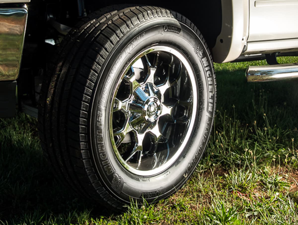 Hay que tener en cuenta que los neumáticos deben soportan hasta 50 veces su peso y que además responden a frenadas, aceleraciones y cambios de dirección. En vista de ello, es importante comprobar en forma regular el desgaste y la profundidad de los mismos. La regla general: cambiar los neumáticos antes de que la profundidad de la rodadura sea menor a los 1,6 milímetros