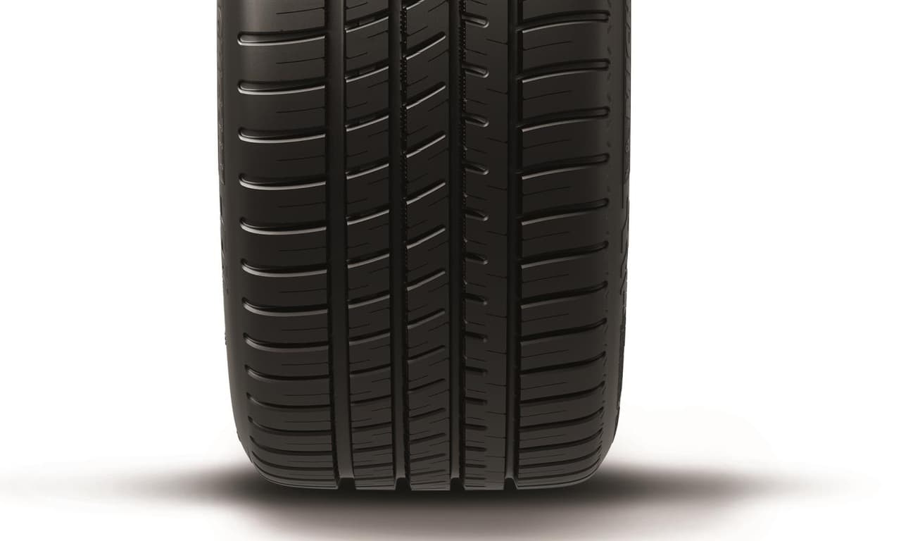 ¿Cómo saber cuál es la presión recomendada del neumático? Además de la consulta a especialistas, es posible obtener esta información en el manual del vehículo y en ocasiones en el lateral de la puerta del conductor o en el depósito del carburante. Así, la presión recomendada no está indicada en el neumático. Otro aspecto a tener en cuenta es el buen estado de los tapones y las válvulas que protegen a los neumáticos