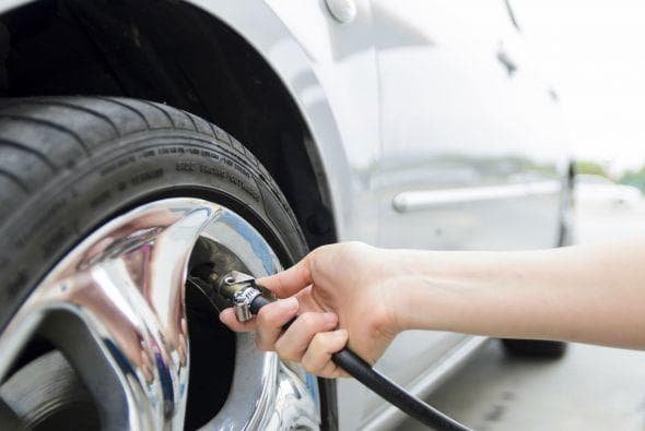 <b>3. Verifica el <a href="http://www.univision.com/noticias/a-bordo/como-saber-si-debo-cambiar-mis-neumaticos-a-bordo-tips-video" target="_blank">buen estado de los neumáticos</a> del automóvil.</b> Asegúrate de que todos los neumáticos, incluyendo el de repuesto, cuenten con la presión de aire recomendada por el fabricante.