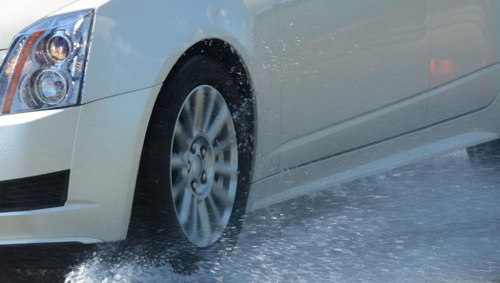 ¿Por qué es importante que los neumáticos no exhiban desgaste? Los canales sacan el agua que queda por debajo del neumático reduciendo el riesgo de aquaplaning