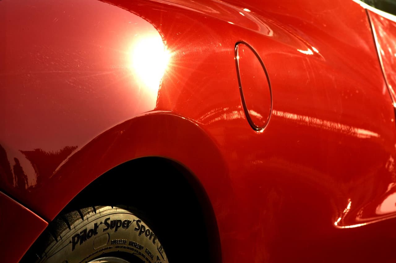 Cuando la presión de los neumáticos se chequea en caliente, hay que añadir 0,3 bar a la presión recomendada. También es importante tener en cuenta que la presión puede disminuir por diversos factores, no sólo perforaciones, sino también un escape natural o por cambios de temperatura ambiente