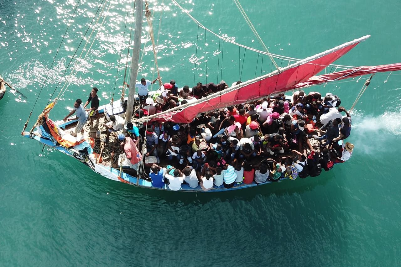 Un grupo de personas abarrota un barco que cubre la distancia entre Port-de-Paix y la isla de La Tortue. Según la periodista especializada en Haití del Miami Herald, Jacqueline Charles, tras dos días buscando víctimas, el país entró en la fase de respuesta al desastre este lunes.