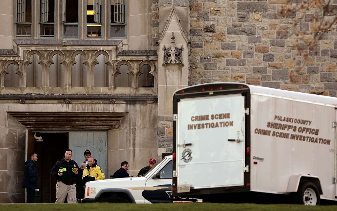 El tiroteo, llevado a cabo por un estudiante de 23 años, comenzó en los dormitorios de la universidad. En esta fotografía tomada aquel día, un grupo de investigadores se reúne a las puertas de uno de los edificios del campus. (Win McNamee / Getty Images)
<br>