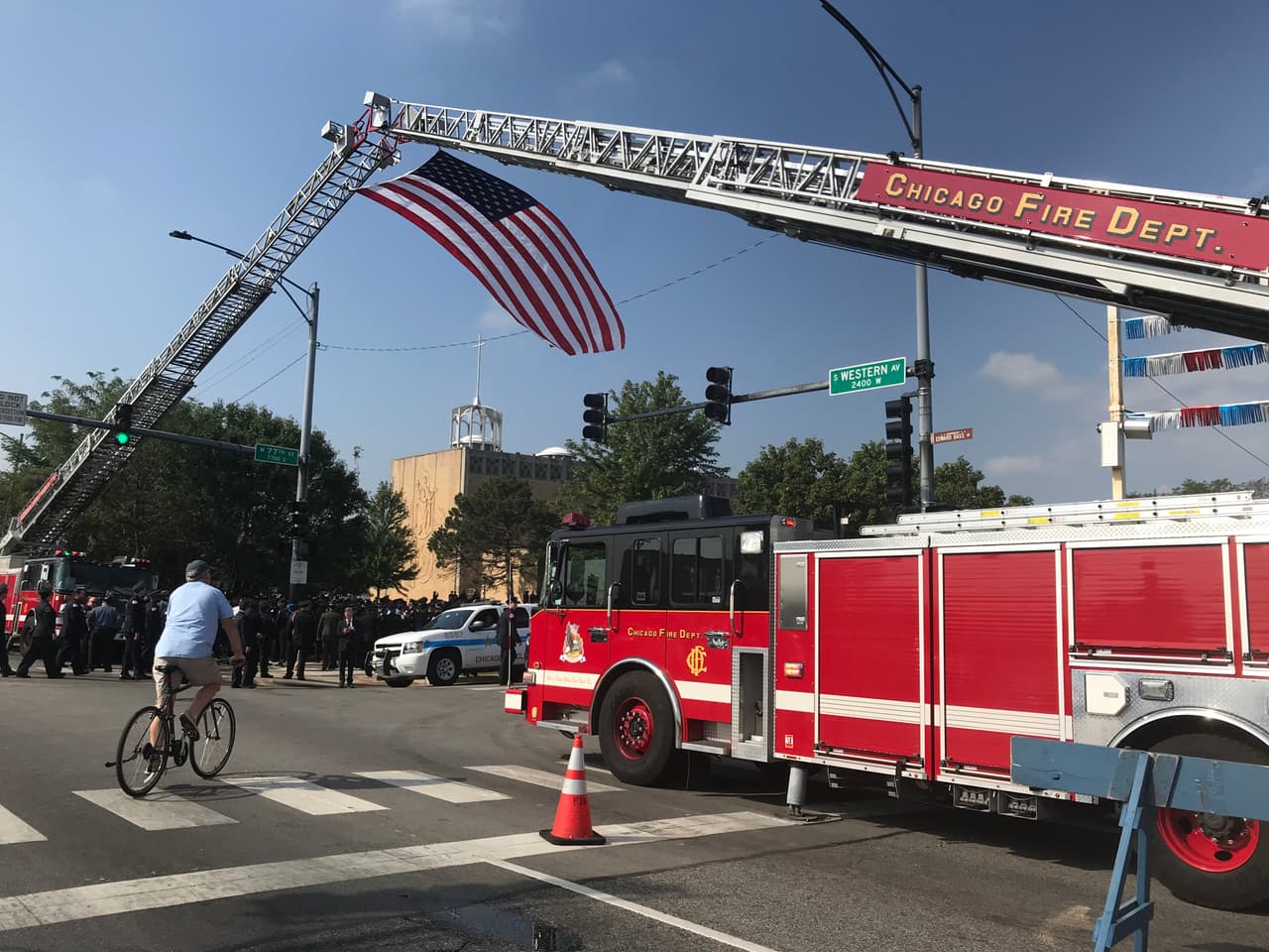 Los oficiales del Departamento de Bomberos de Chicago proporcionaron un autobús de enfriamiento para la multitud de oficiales de policía reunidos en el clima caluroso el jueves.
<br>