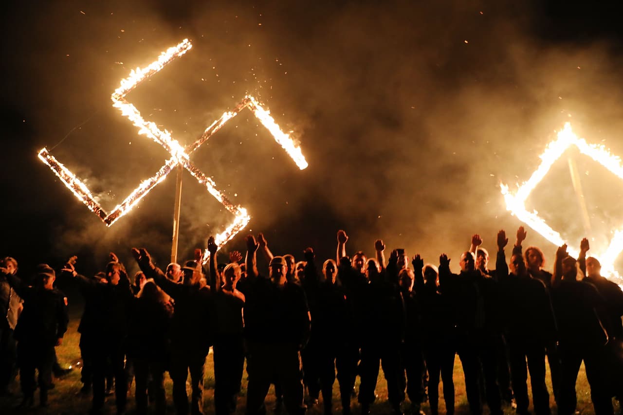 Un grupo de supremacistas blancos se reunió en Draketown, Georgia en abril de 2018. Durante el encuentro quemaron esvásticas de madera e hiceron saludos Nazis.