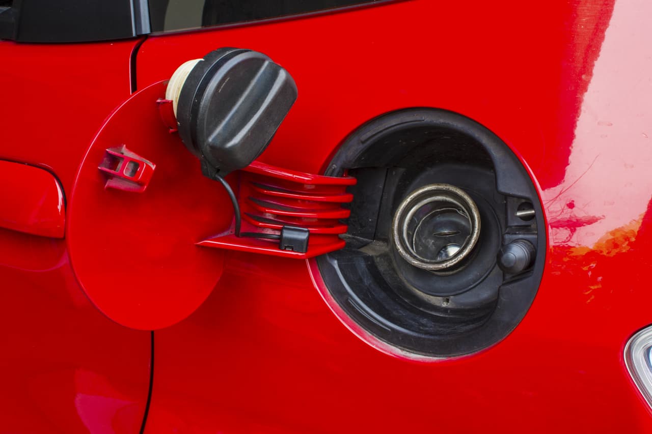 <b>Evita daños a la bomba de combustible </b>
<br>Se ha comprobado que el combustible (gasolina o diesel) ayuda a mantener frío el motor eléctrico de la bomba de combustible. Si no tienes suficiente combustible, trabajará a mayor temperatura, forzándola.