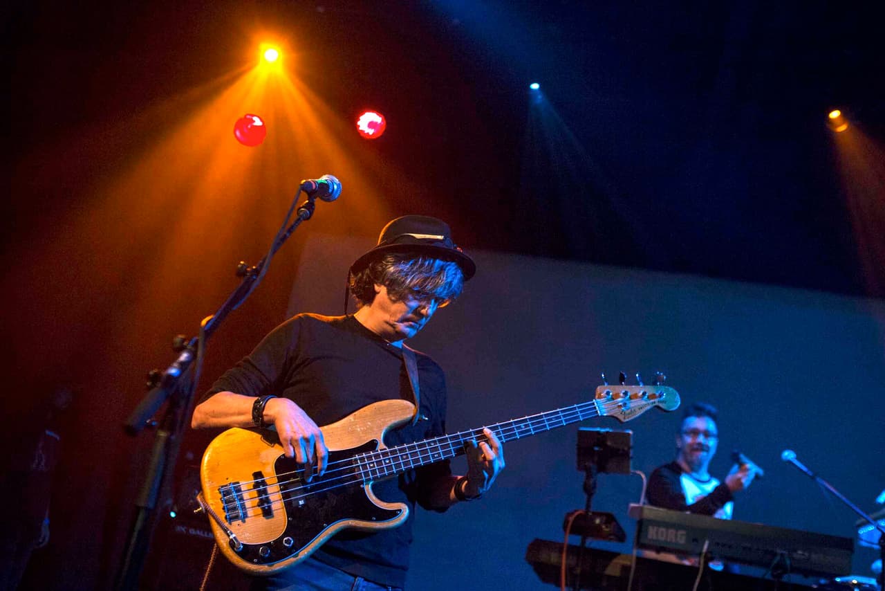 “Siempre me he esforzado por la defensa a los derechos universales de los niños, estoy en contra de su explotación y maltrato, del abuso físico y sicológico contra ellos, y con mi quehacer de músico y escritor trato de alegrarles sus vidas. Trabajo con asociaciones humanitarias para ayuda en desastres naturales y para hacer fondeos para niñas y niños sin recursos para sus tratamientos”.