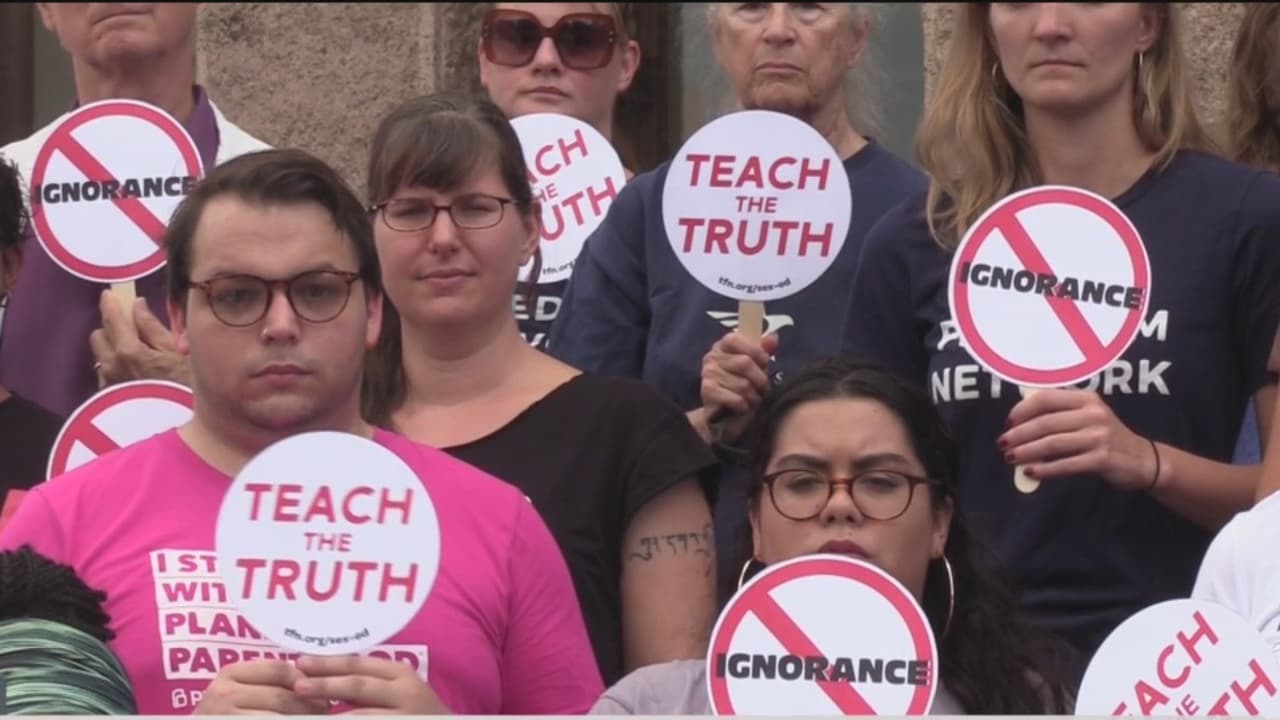 Discuten cambios en el programa de educación sexual en escuelas de Texas