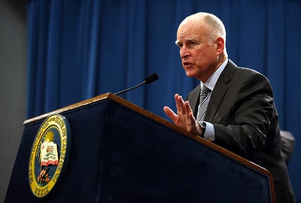 Gobernador firma leyes en favor de inmigrantes en California