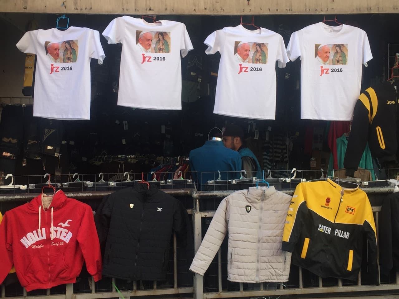 Camisetas sobre la visita de Francisco a México.