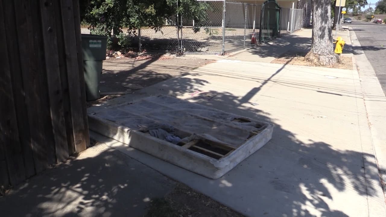 Las nuevas multas empiezan en mil dólares por la primera ofensa, suben a 1,500 por la segunda, y llegan hasta 2,000 dólares por cada ofensa a partir de la tercera ocurrida en un año.