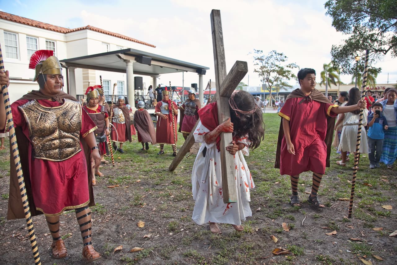 Esta parroquia del condado de Palm Beach está a poco más de cuatro millas de Mar-A-Lago, la mansión que el presidente Donald Trump ha convertido en su 'Casa Blanca de invierno' y donde pasa este fin de semana de Pascua.