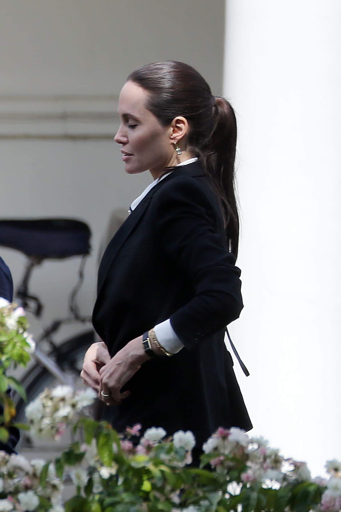 Angie optó por un look muy elegante, pero sencillo. Llevó su cabello recogido con una "ponytail".