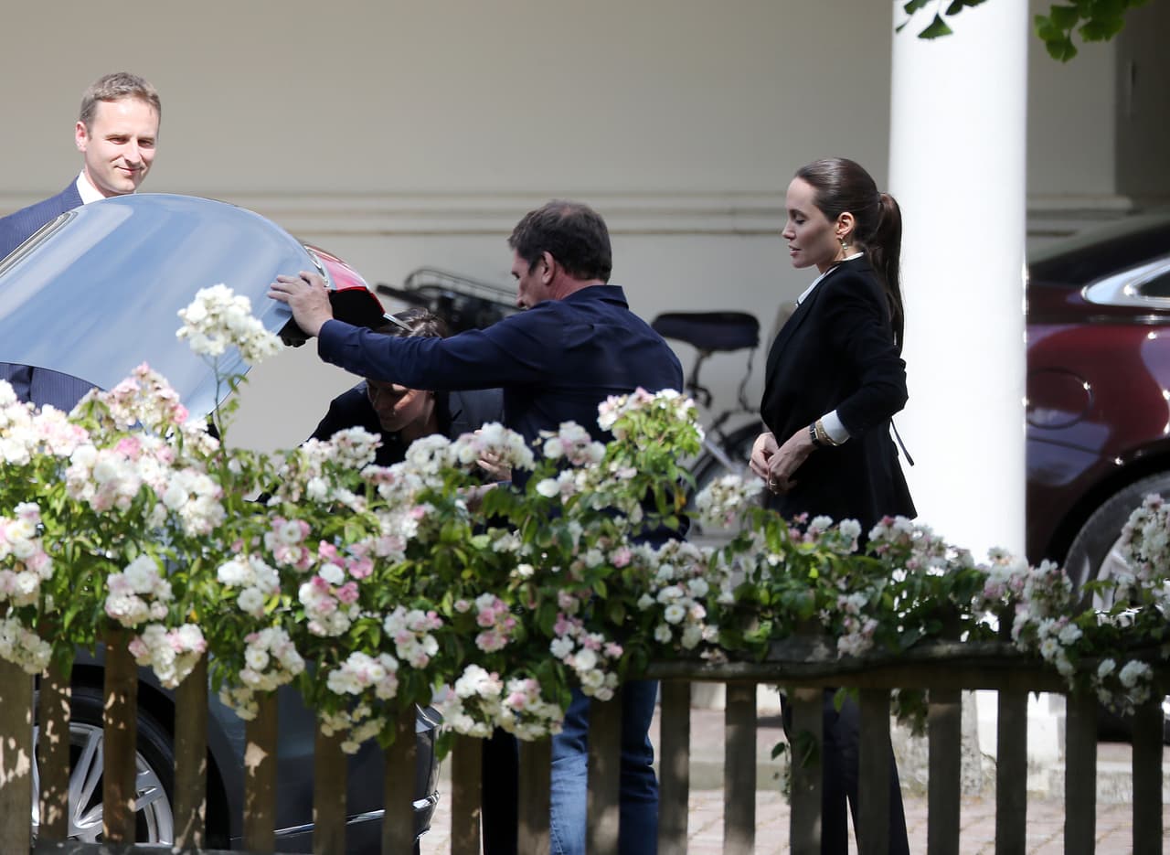 Bajaron algunas cosas de su automóvil, ¿habrán llevado regalitos a los hijos de los duques?