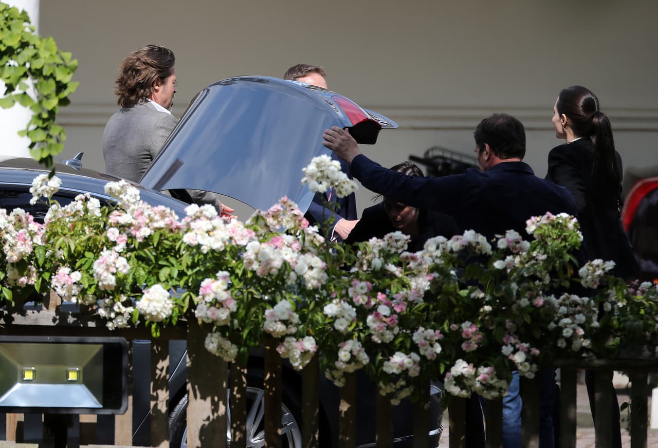 Brad lució totalmente diferente a su mujer, llevó su cabellera suelta.
