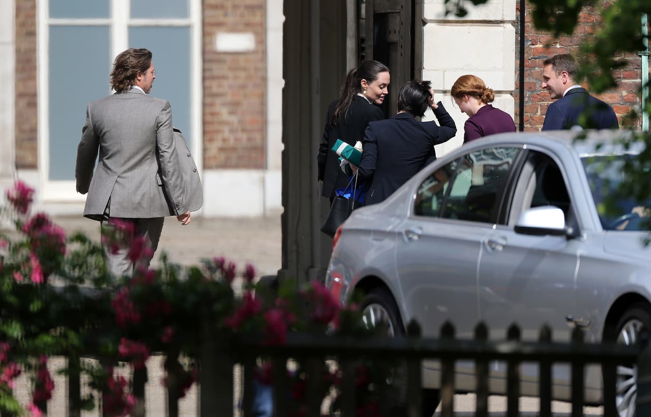 Las cámaras lograron captar una caja de regalo.