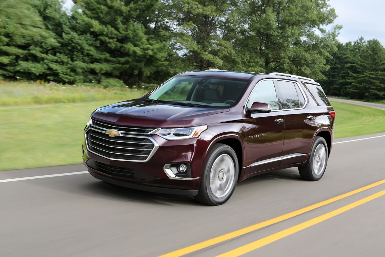 <b>Chevrolet Traverse </b>
<br>La renovación también llegó a esta SUV familiar, la cual mejoró este año en diseño y espacio interior. El equipamiento base incluye un motor V6 de 3.6 litros y uno turbo de 2.0 litros para la versión RS. Chevrolet también mejoró sus asistencias de seguridad con asistente de control de carril, freno automático a alta o baja velocidad, asistente de estacionamiento y alarma de impacto frontal inminente.
<a href="http://uni.vi/1pBL100S3M1" target="_blank">Mira aquí los detalles del manejo de esta camioneta.</a>