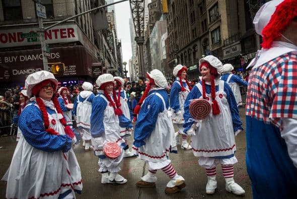 También se registraba una ligera llovizna, pero a los entusiastas niños --así como a los coloridos participantes-- no les importó.