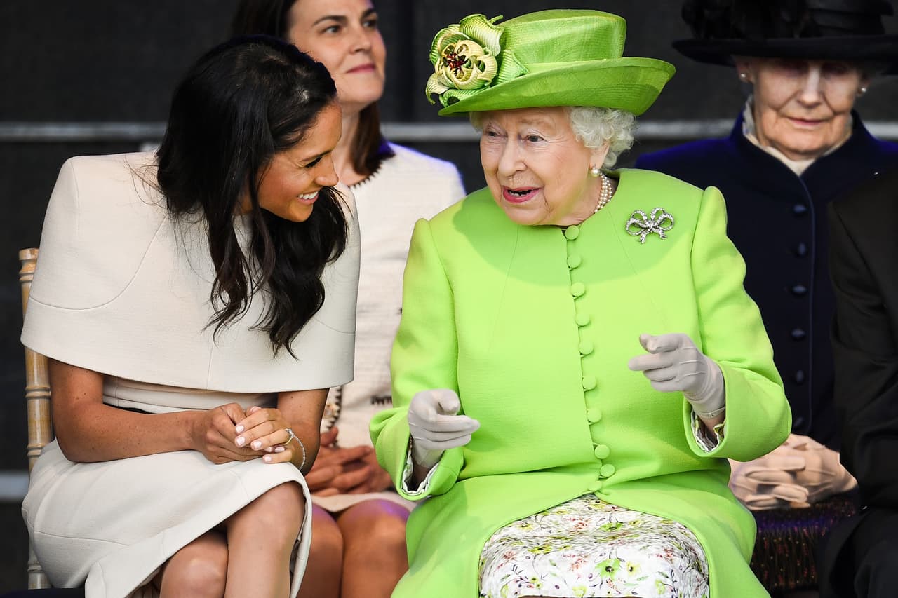 Pero nada fue un obstáculo para que ambas se entretuvieran y mostraroan una gran química. Las fotos muestran a la reina muy satisfecha y sonriente con Markle.