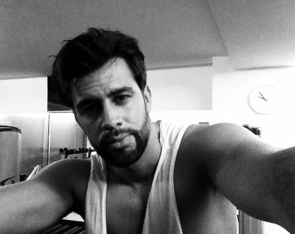 ¿Sabías que a sus 19 años Christian de la Campa se enlistó en la Fuerza Aérea de Estados Unidos? Así es, de acuerdo con 'Hola! México, el actor deseaba ingresar en las filas del FBI, pero el destino lo llevó a dejar su carrera como mecánico de aviones y sus estudios en criminología.