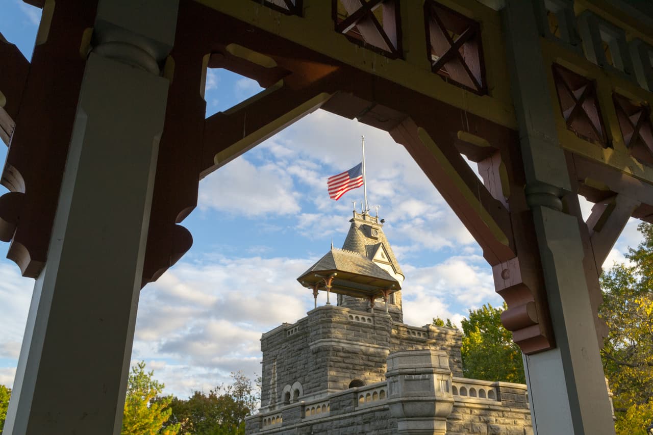 La renovación incluyó la reconstrucción de una torre de madera, la sustitución de piedras desgastadas y la apertura de vistas que habían sido parcialmente bloqueadas por cristales de ventanas nubladas y rejas decorativas.