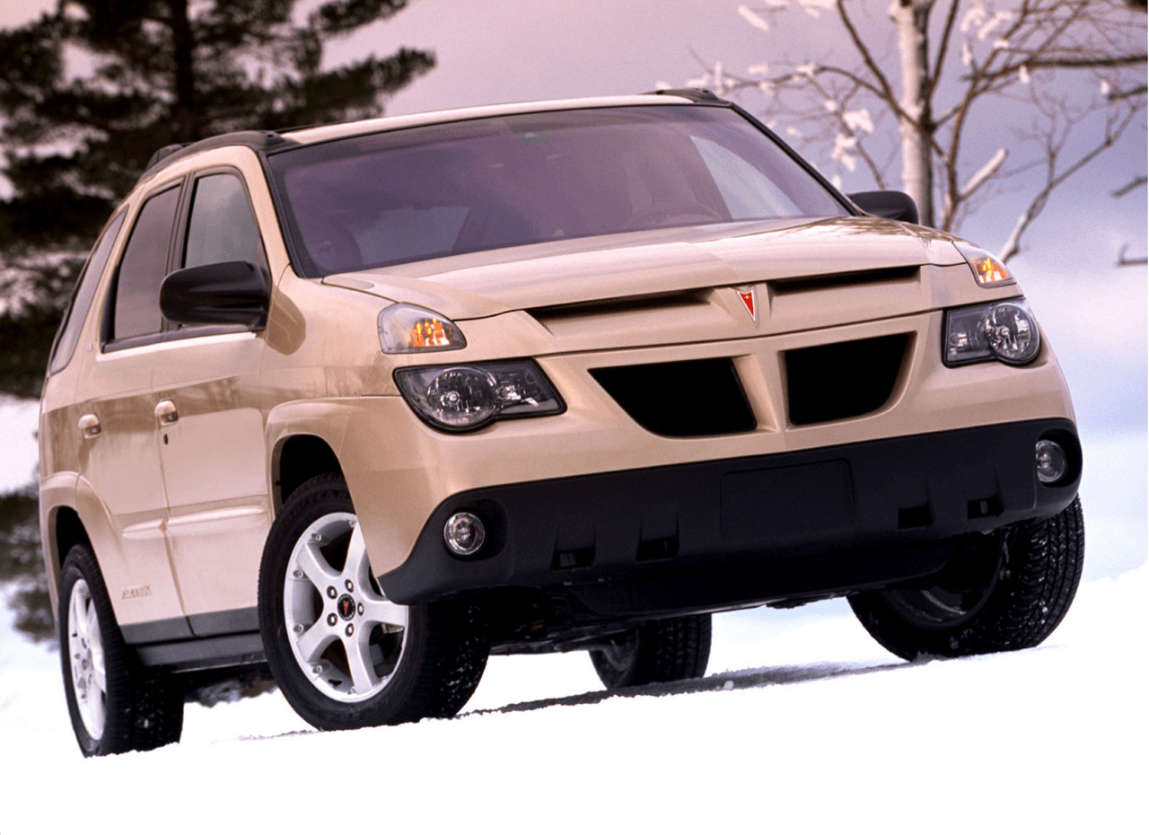 14. 
<b>Pontiac Aztek 2000-2005</b>: ¿Qué le hicieron los aztecas a Pontiac para que bautizaran a esta monstruosidad sobre ruedas en su honor? Al igual que el Fiat Multipla, 
<b>el Aztek tiene un</b> 
<b>estilo incomprensible,</b> con el agravante de que Pontiac utilizó una plataforma de minivan que hizo al vehículo verse anormalmente angosto. Ni una sola línea en este esperpento está bien trazada. Ni Pontiac ni el Aztek sobrevivieron a esta debacle automotriz.
