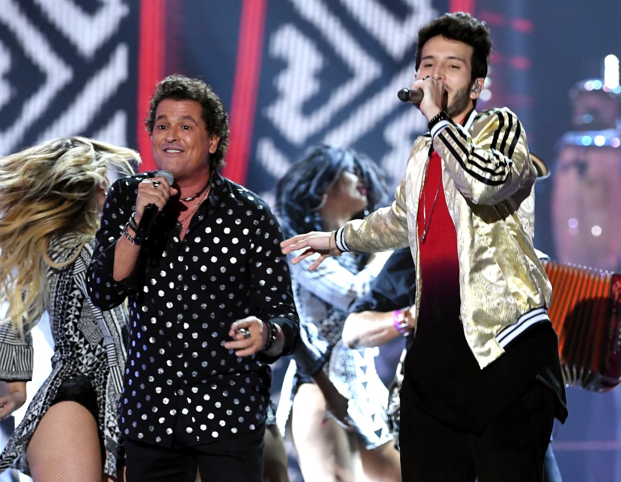 Según los números de YouTube, el ganador a la categoría de Mejor Canción del Año podría ser para ‘Robarte Un Beso’ de Carlos Vives y Sebastián Yatra. El video de este tema cuenta con 968,061,332 reproducciones y contando.