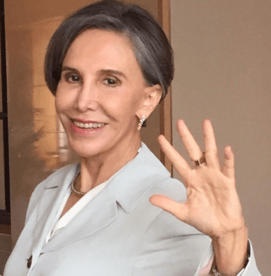 “El día que me llamó Roberto, Florinda (Meza) me dijo: ‘Te voy a llevar al camerino’. Dije: ‘¿A mí, al camerino? ¿Para qué, Florinda?’. ‘Para enseñarte a ser actriz’, respondió. Le dije: ‘¡Ah!’. ‘Bueno, actriz eres de cine, pero de televisión no’, aclaró, y le pregunté: ‘¿Cuándo quieres que vaya al foro?’, y que la oye don (Emilio Azcárraga) Milmo", mencionó Anabel. 
<br>