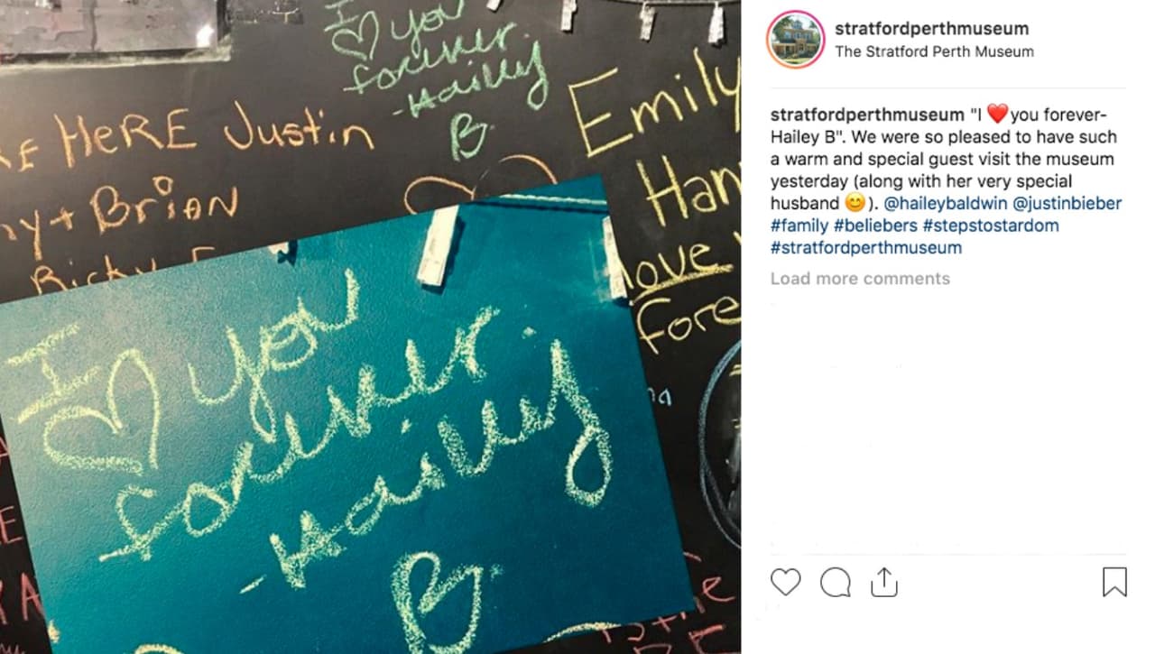 El joven matrimonio visitó el 
<b><a href="https://www.stratfordperthmuseum.ca/">Museo Stratford Perth</a></b>, en Ontario, Canadá, y allí Justin Bieber dejó un mensaje de amor a su esposa. "Te amo por siempre Hailey", lee la publicación que colgó la instalación en sus redes sociales, donde se refirió al cantante como "esposo".