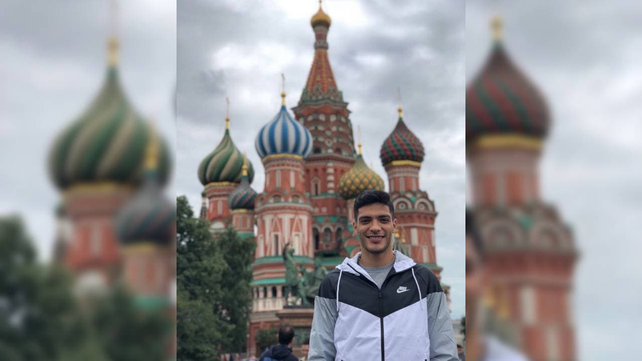 Raúl Jiménez, un verdadero ‘trotamundos’ | Las postales de los incomparables viajes que el goleador mexicano ha realizado por todo el mundo. | La Catedral de San Basilio, en Moscú, enmarca esta maravillosa postal.