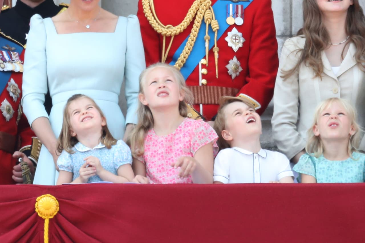 No obstante, no todo fue felicidad y diversión durante el desfile, ya que un pequeño descuido bastó para que la princesa Charlotte comenzara a llorar.